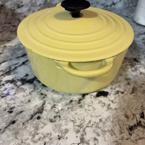 VINTAGE LE CREUSET #B CAST IRON/ENAMEL DUTCH OVEN/LID 2 1/2 QT- YELLOW/GOLD-USED - Picture 14 of 14